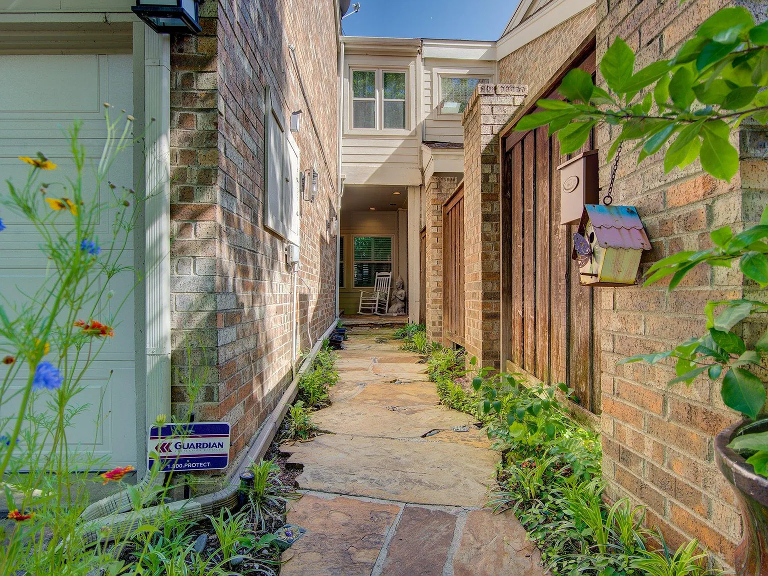 3 bed, 2.5 bath, 2344 sqft, $4,000 — Photo 2