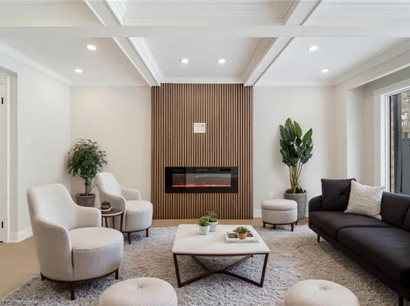 20 Mineola Rd E #27, Mississauga, ON L5G 4N9