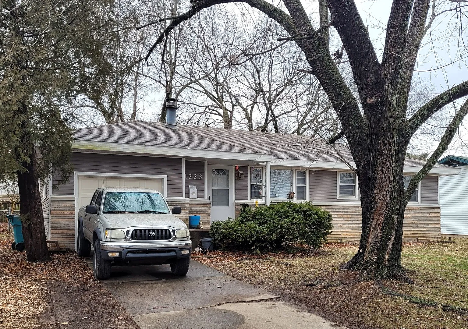 3-Bed, 1-Bath in Oak Grove Neighborhood. + Garage, fenced in backyard, Washer/Dryer Hookups — Photo 1