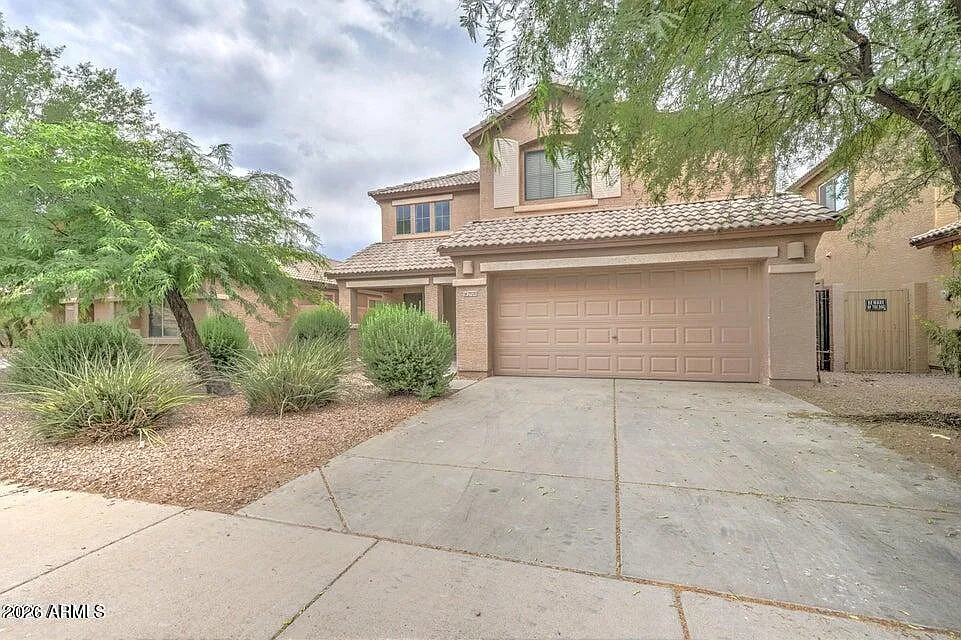 5 bed, 3.0 bath, 2378 sqft, $2,400 — Photo 2