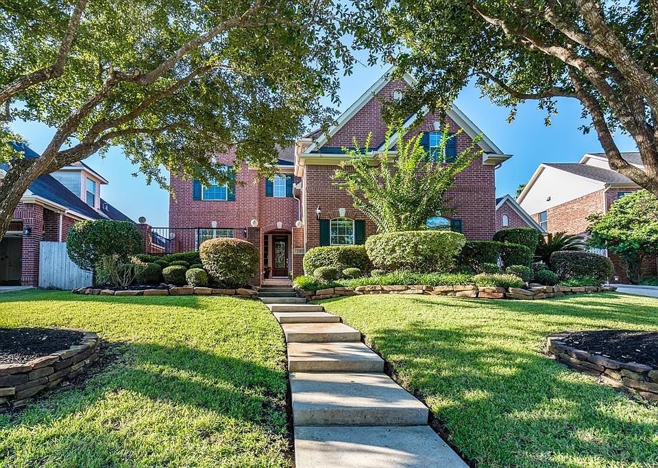 Welcome home! Two-story Village Builder Di Vinci home on a cul-de-sac street