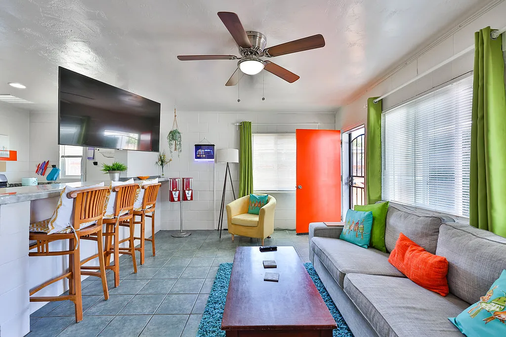 2 bed, 1.0 bath, $5,100 — Photo 1
