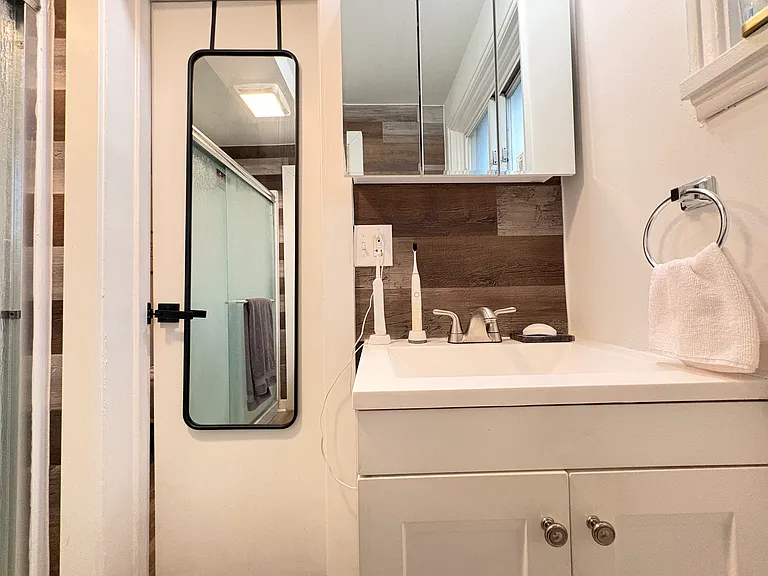 5737 Hobart St #4 — Photo 32