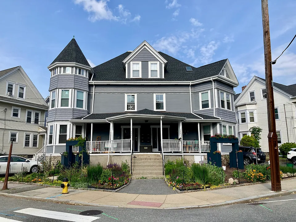 344 Crescent St #1