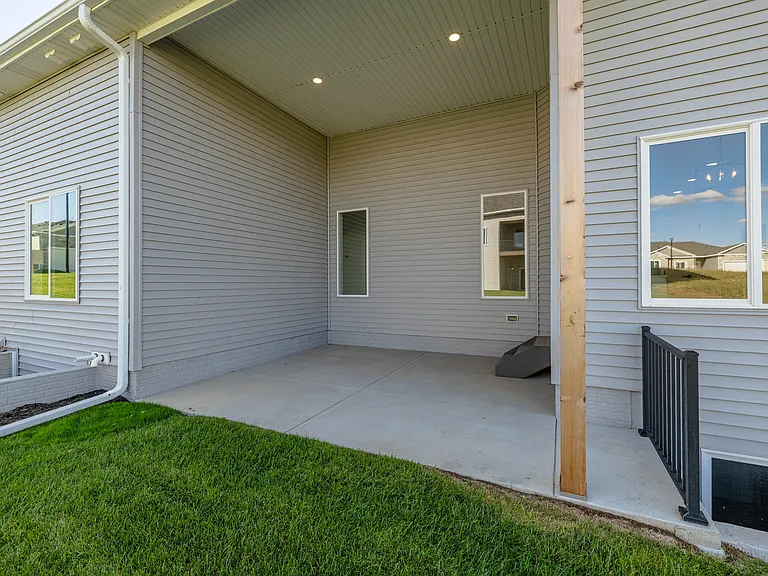 8620 S 49th St — Photo 3