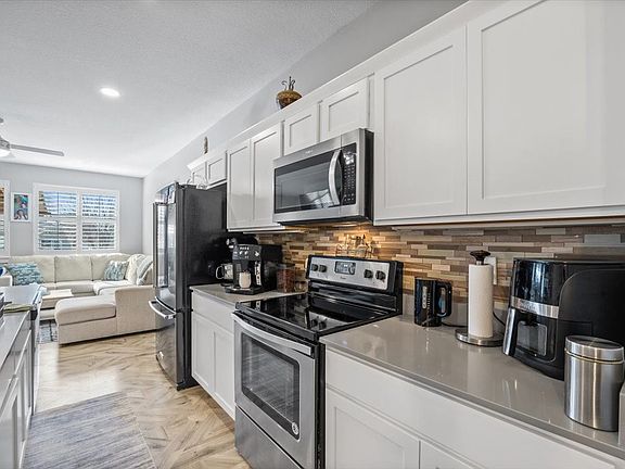 4th image of 902 NE 14th St