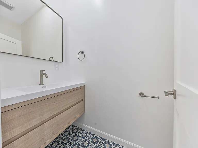 811 Waterloo St #813 — Photo 8