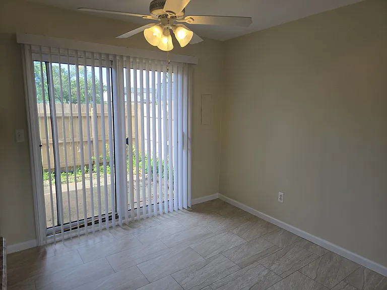 Dining room with ceiling fan