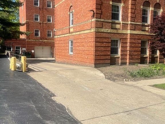 2nd image of 15820 Van Aken Blvd APT 303