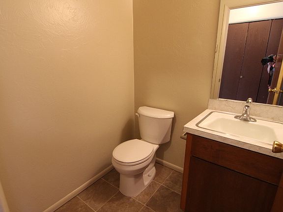 5th image of 390 S Saturn Ave #390