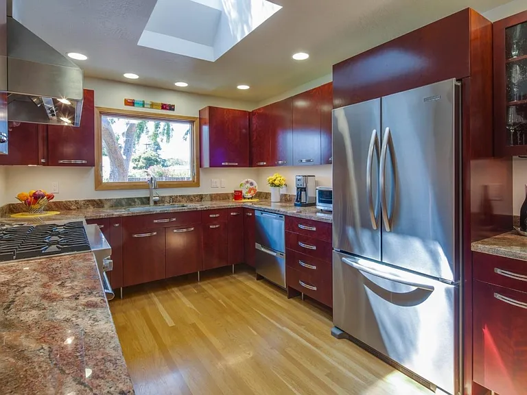 874 Wellington Pl — Photo 3