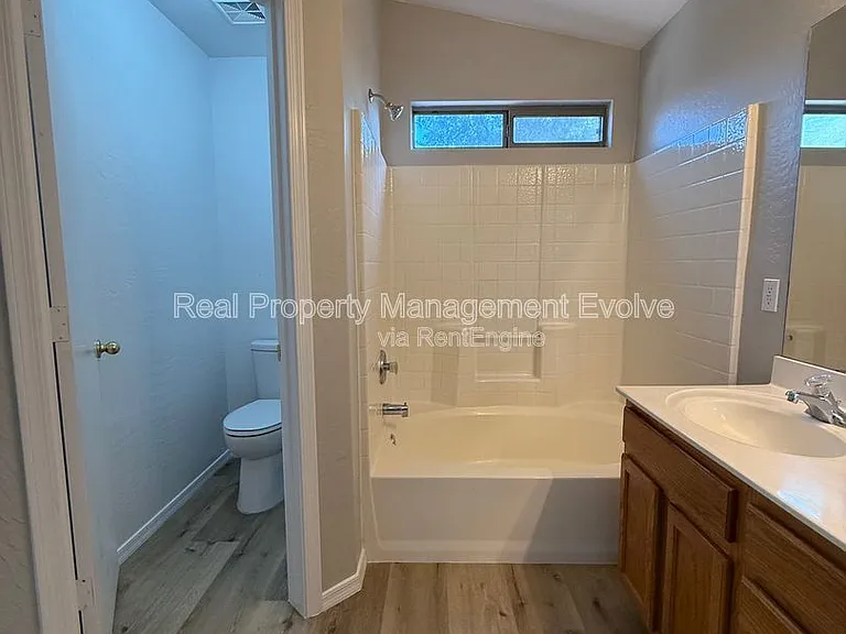 1516 E Bowker St — Photo 16