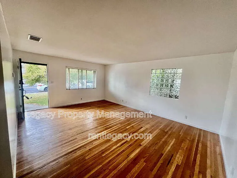 280 Markham Ave — Photo 18
