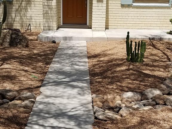 Here's the front walk to the 1941 Vintage bungalow of your dreams! Craig, who lives in the guest house, will gladly give you a tour.
