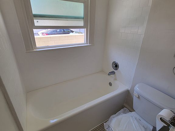 5th image of 563 N Heliotrope Dr #C