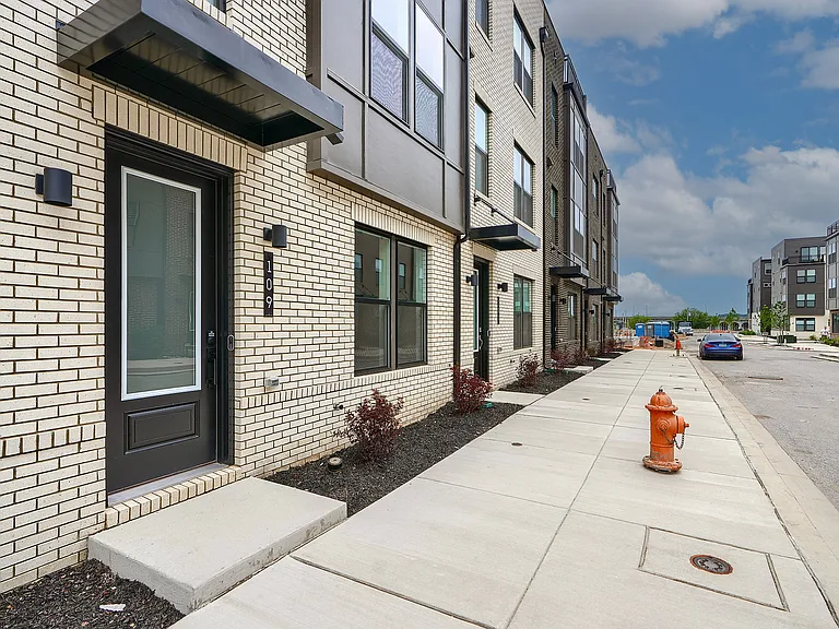 109 Glass Ln — Photo 2