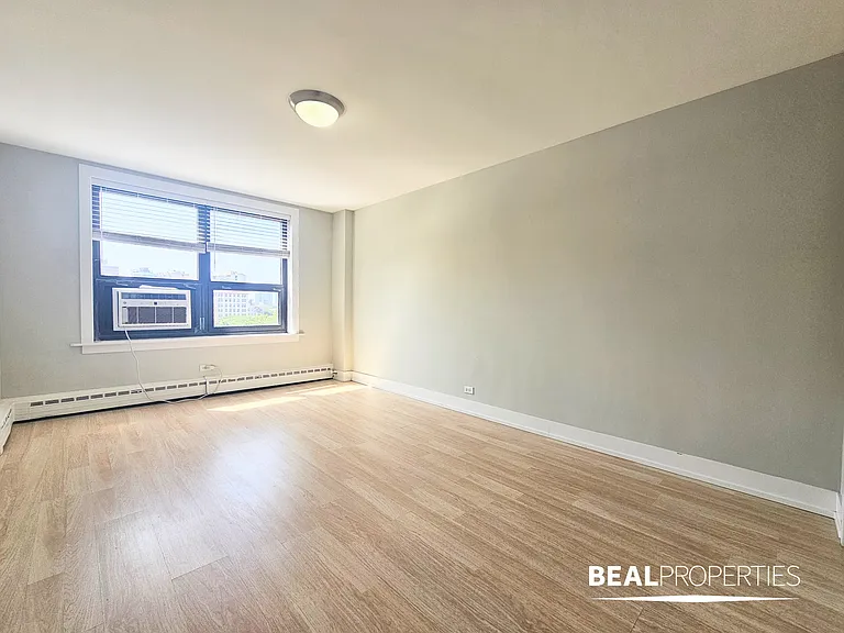 445 W Wellington — Photo 12