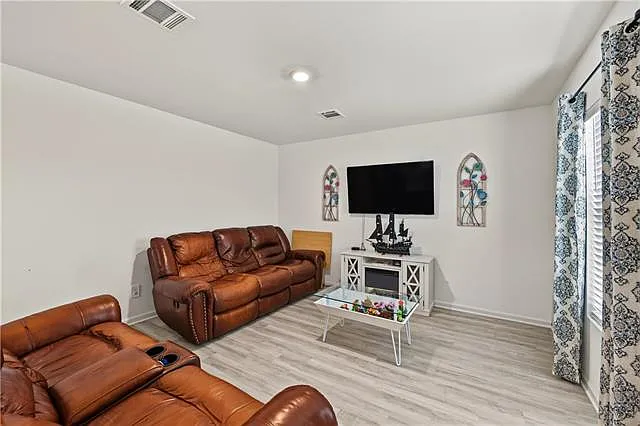 3 bed, 2.0 bath, 1188 sqft, $2,000 — Photo 4