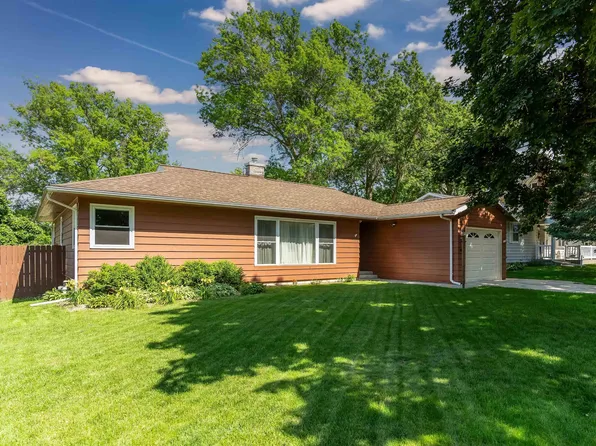 304 6th St, Grundy Center, IA 50638