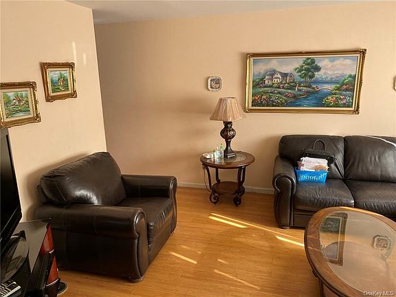 3rd image of 2765 Schurz Ave