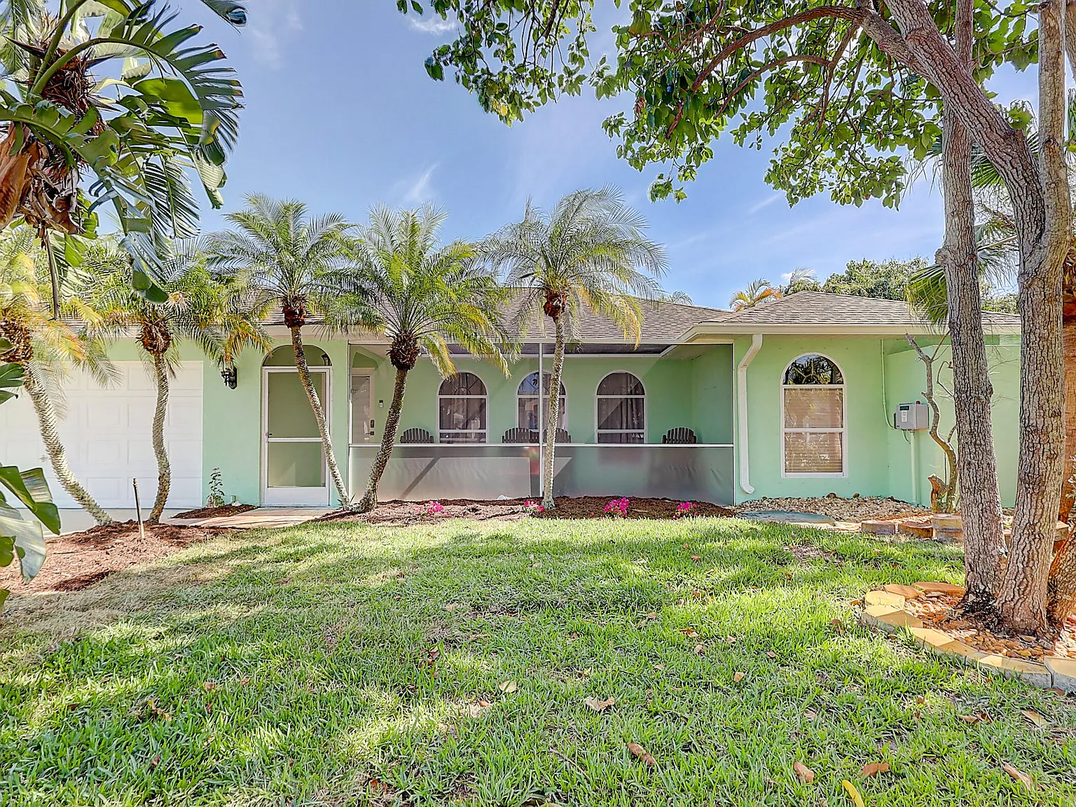 3 bed, 2.0 bath, 1951 sqft, $4,000 — Photo 3