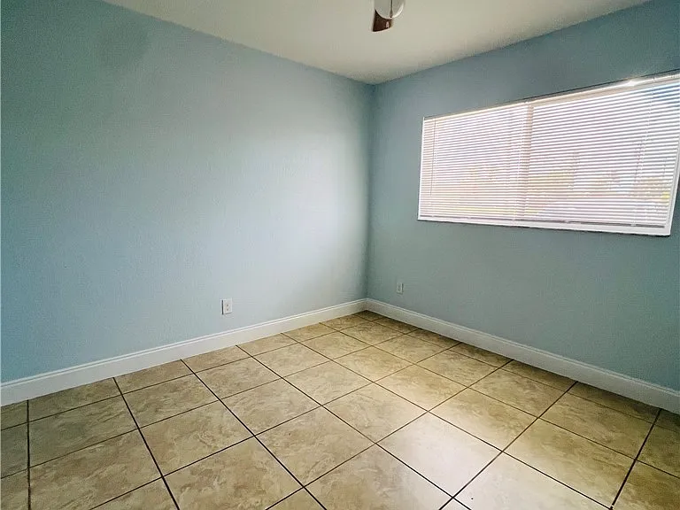 1406 SE 2nd Pl #1 — Photo 9