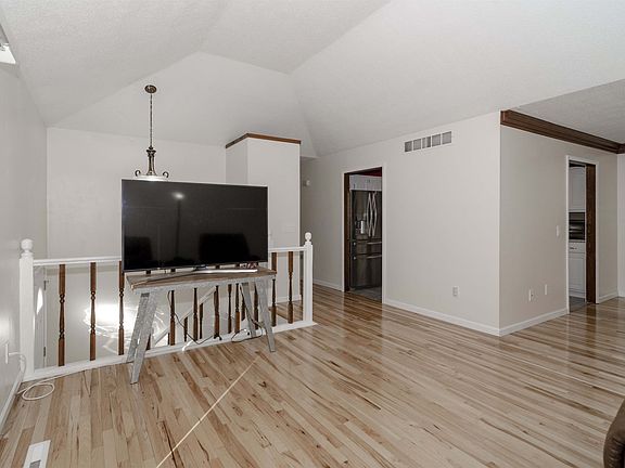 3rd image of 522 Skyline Dr