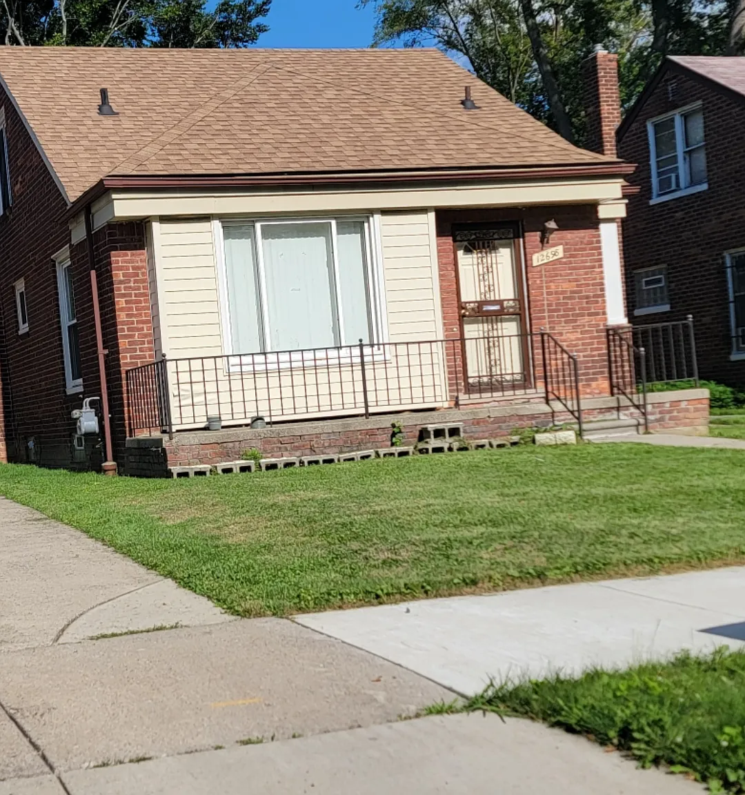 3 bed, 899 sqft, $1,300 — Photo 1