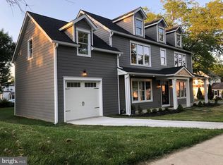 402 Pinewood Rd, Rockville, MD 20850