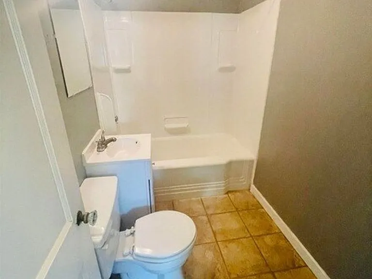 416 S Eastside Dr — Photo 10