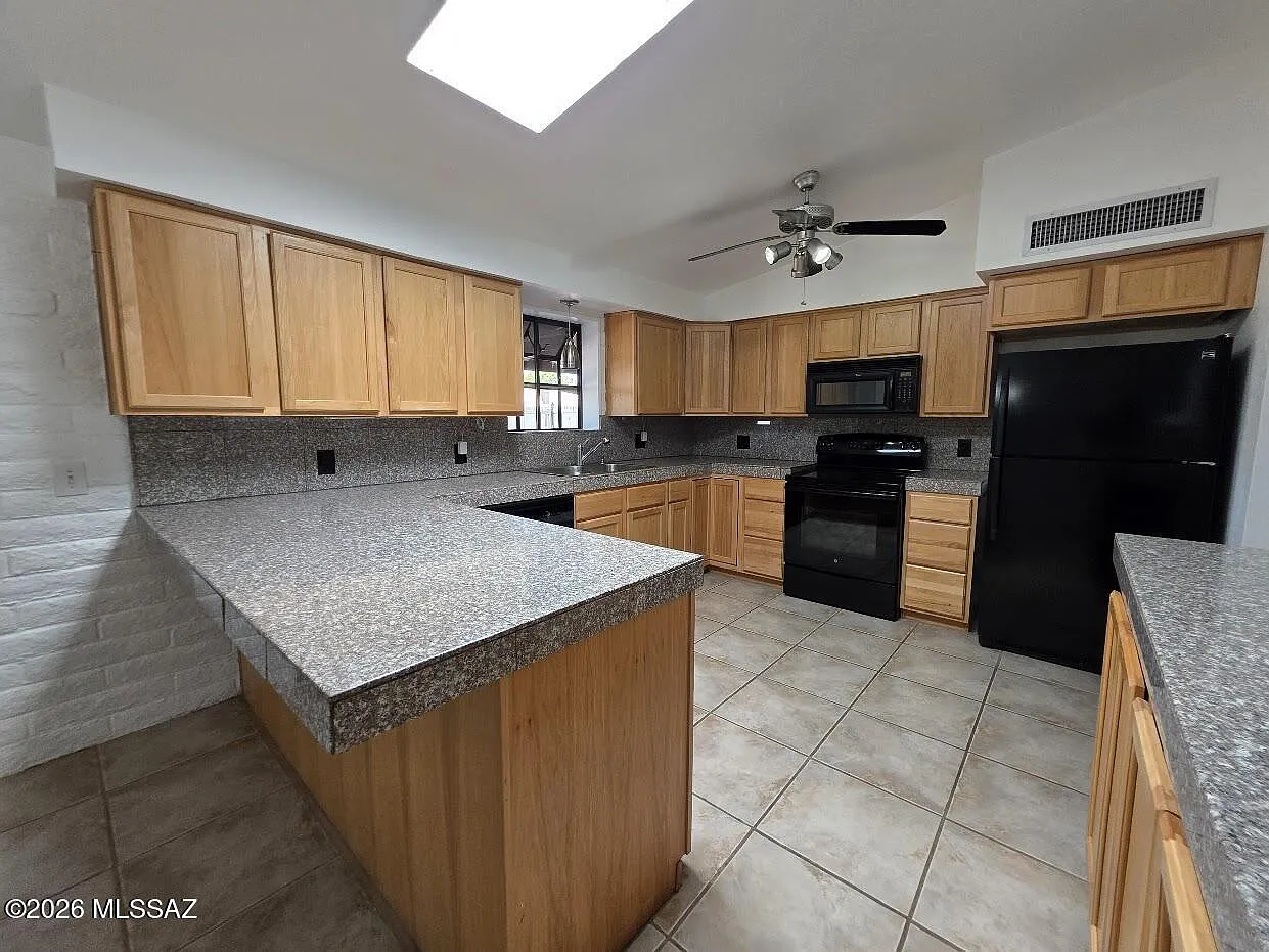 3 bed, 2.0 bath, 1595 sqft, $2,000 — Photo 4