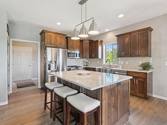5th image of 115 Crest Dr