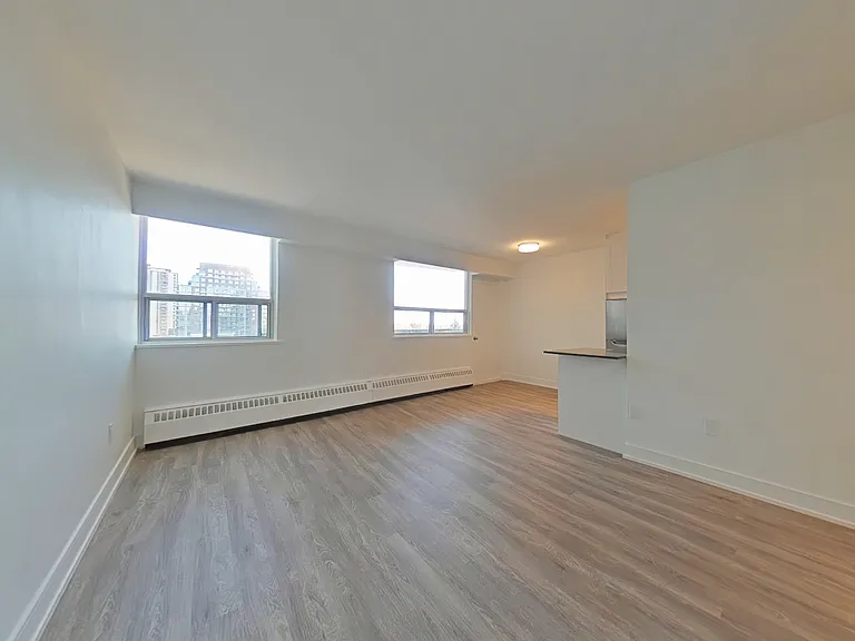 250 Roehampton Ave — Photo 7