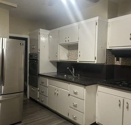 4th image of 260 E 23rd St