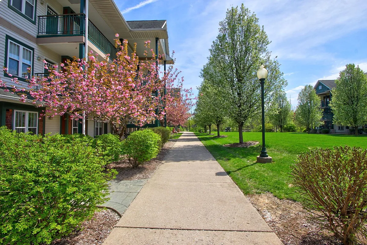 Building Photo - Scholar's Quad Collegiate Apartments