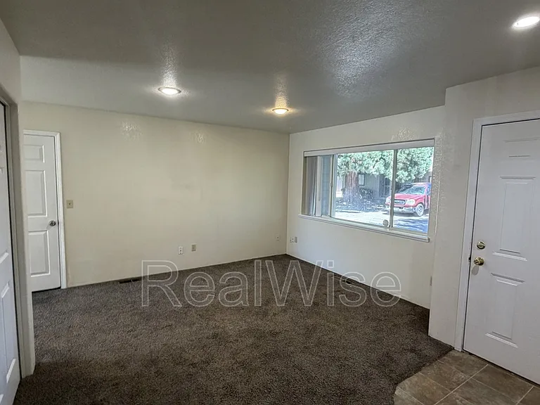 249 SW Rogue River Ave #D — Photo 20
