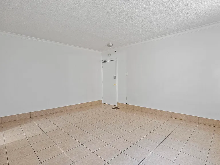 2903 Saint Clair Ave E #BACHELOR — Photo 8