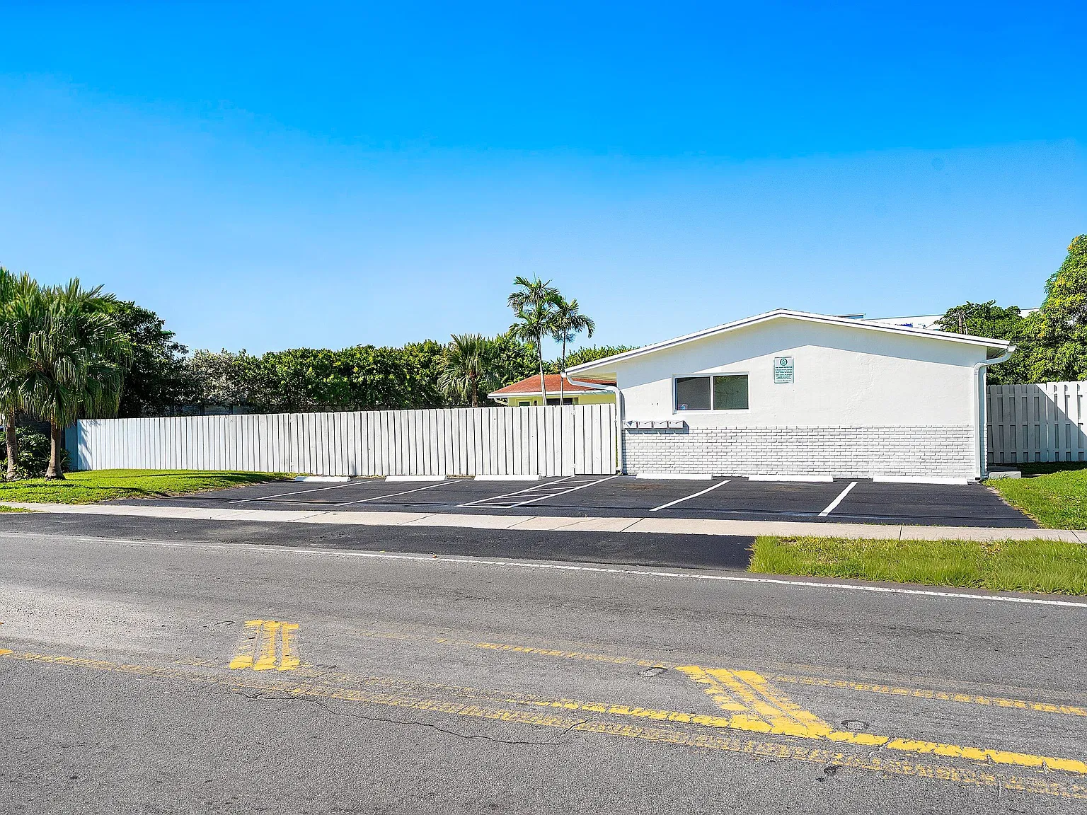 2 bed, 1.0 bath, 920 sqft, $1,950 — Photo 1