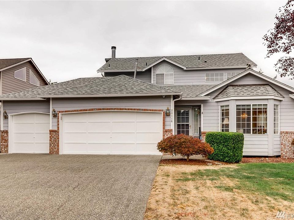 Well kept home in Rosewood Park!