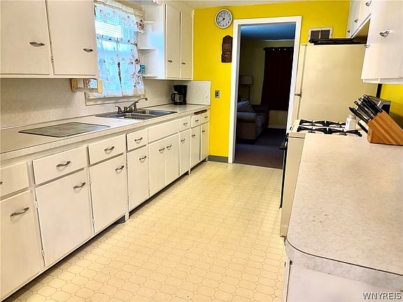 3rd image of 4011 Hardt Rd