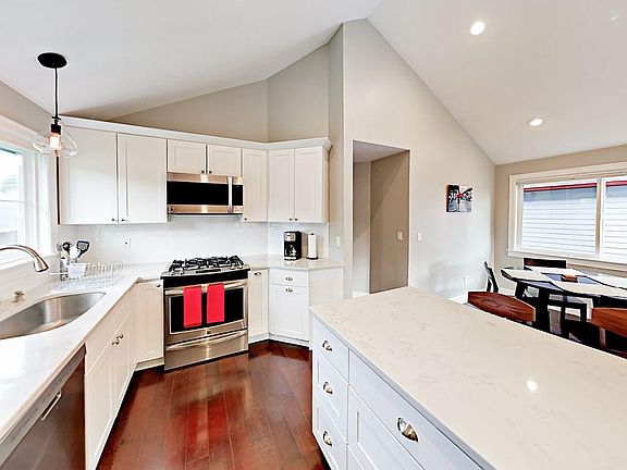 4th image of 318 NE 59th St