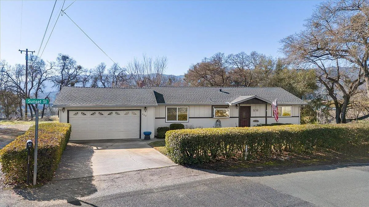 423 Sunset St photo 1