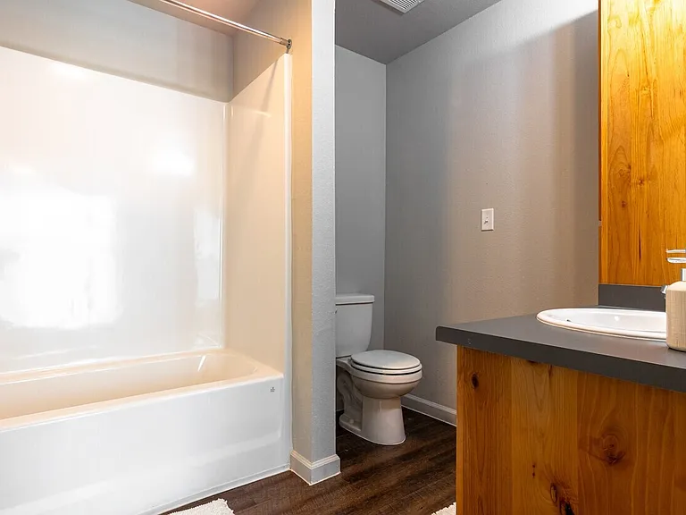 Juniper Pointe Apartments — Photo 9