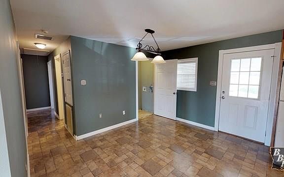 5th image of 105 Hannah St