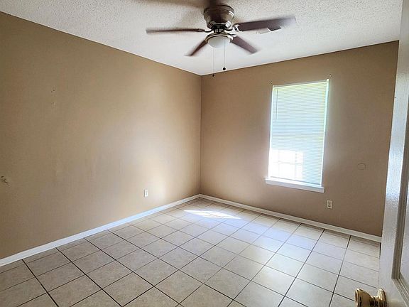4th image of 3385 Greenway Dr