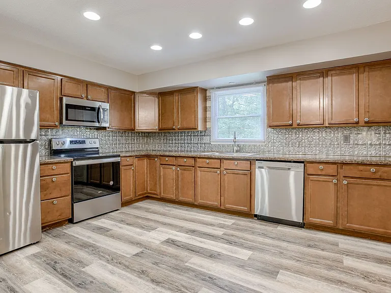 11705 Meredith Ave — Photo 7
