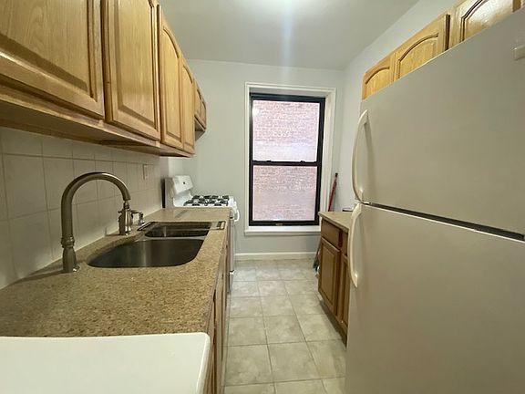 4th image of 729 W 186th St #4B