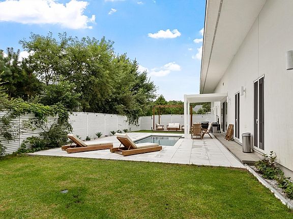 3rd image of 3 Maxwell Ln