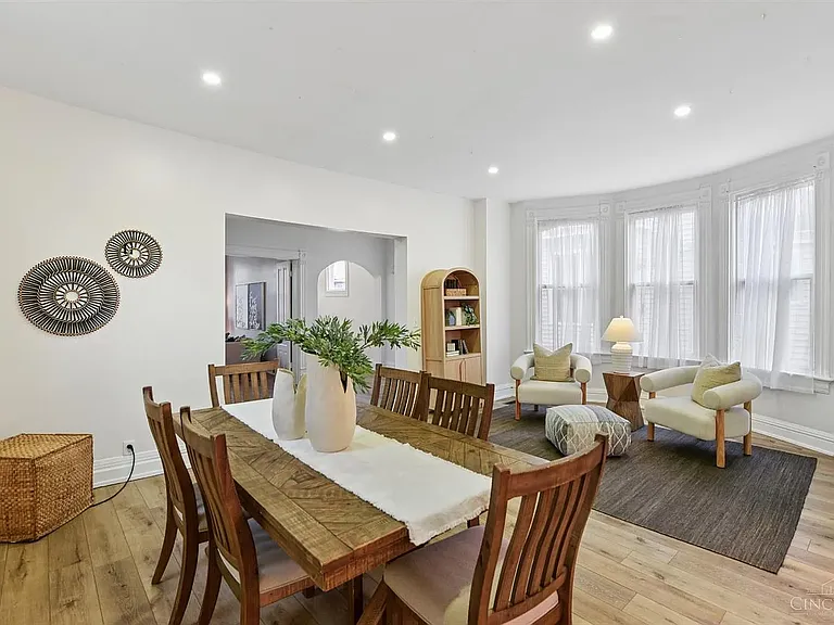 1723 Kinney Ave — Photo 3