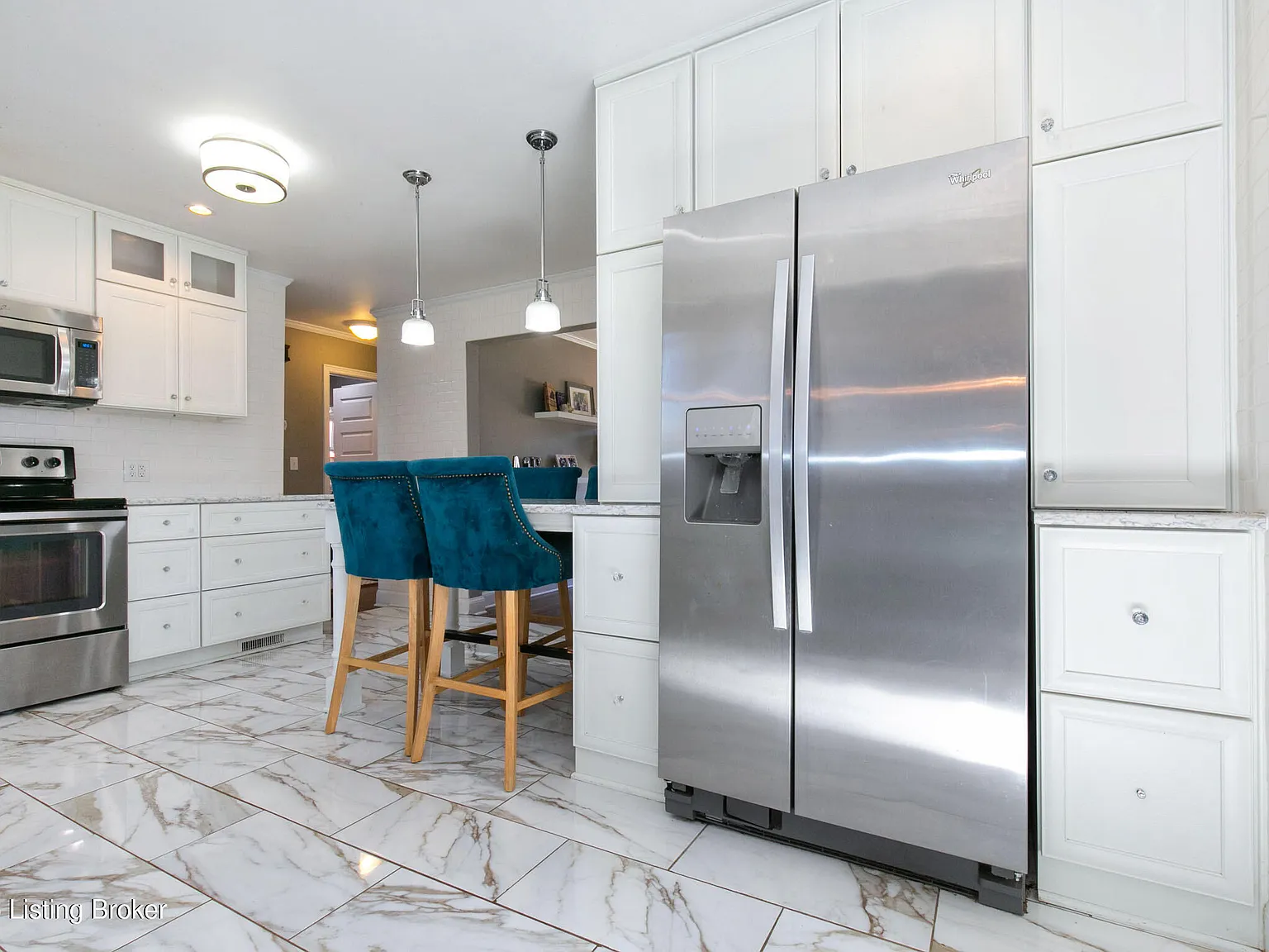 4 bed, 2.0 bath, 2700 sqft, $3,250 — Photo 4